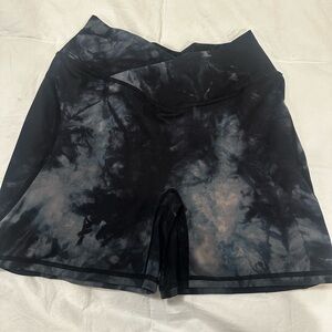 ALPHALETE surface Black Tie-Dye Shorts